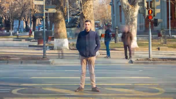 Чоловік Стоїть Пішохідному Переході Навколо Розмитих Людей Розмитих Машин Time — стокове відео