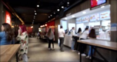Fast Food restoranından sipariş verenlerin hızlandırılmış videosu. Bulanık arkaplan 4K video.