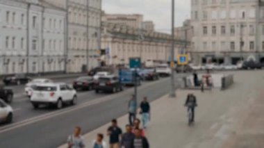 Şehir trafiğinin arabalı, yayaların şehir binalarının arka planına karşı görüntülerini kaydet.