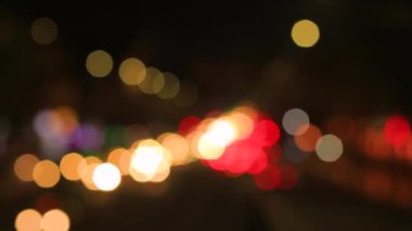 Geceleri araba ve trafik ışıklarıyla dolu bir Bokeh. Şehir Gece Trafiği 'nden Bokeh. Bir 'de birkaç video.