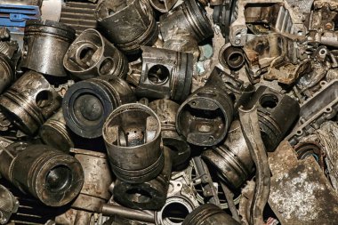 Geri dönüşüm için otomobil motor atığından karıştırılmış alüminyum. Yakın plan..