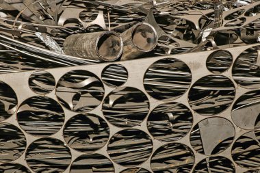 Geri dönüşüm için karışık paslanmaz çelik hurda metal, yakın plan..