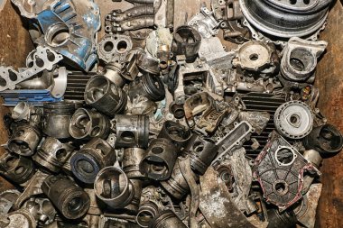 Geri dönüşüm için otomobil motor atığından karıştırılmış alüminyum. Yakın plan..