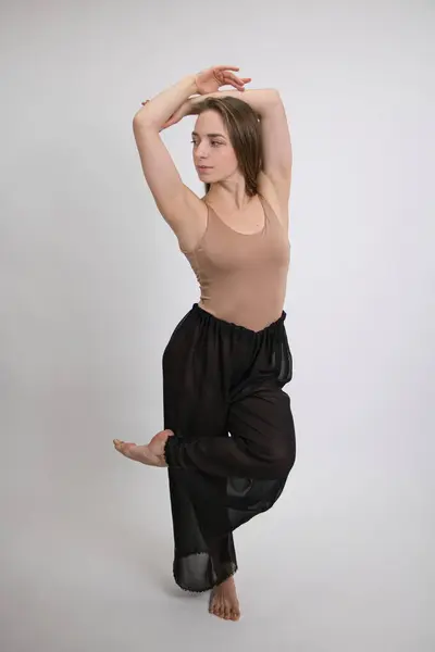 아름다운 댄서는 스타일의 움직임을 보여줍니다 — 스톡 사진