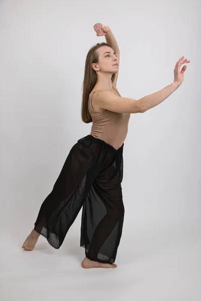 Een Prachtige Danser Toont Dansbewegingen Stijl Van Moderne Dans Lichte — Stockfoto