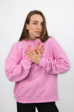 Şaşırtıcı bir şekilde, kız ellerini göğsüne bastırdı, stüdyo çekimi..