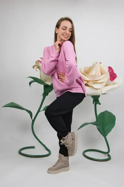 Girl Sportswear Poses Smile Background Large Artificial White Roses Studio — Stock Photo, Image