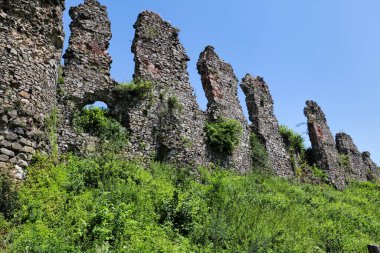 Eski taş bir kalenin ve duvarların eski kalıntıları..
