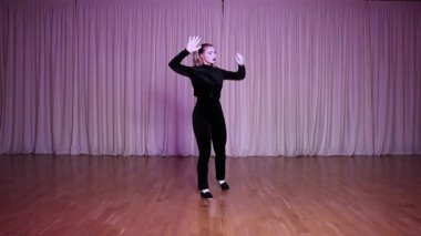 Pandomimci bir kız hayali bir kapıdan girer, sahnede yanardöner renklerle pandomim yapar..