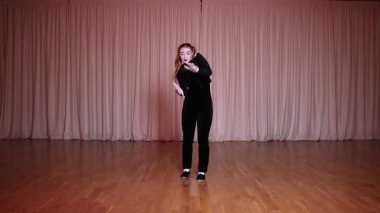 Pandomimci bir kız sahnede yanardöner renklerle pandomim yapan görünmez bir kutuyu açıyor..