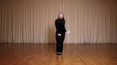 Pandomim sahnesi, iki uzun at kuyruklu sarışın pandomimci kız, neşe ve mutluluk duygularını gösteriyor, bir aşk yürüyüşü yapıyor, parlak renkli sahneler..