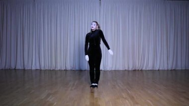 Pandomim sahnesi, iki uzun at kuyruklu sarışın pandomimci kız, robot, kukla bebek, parlak renkli sahne.