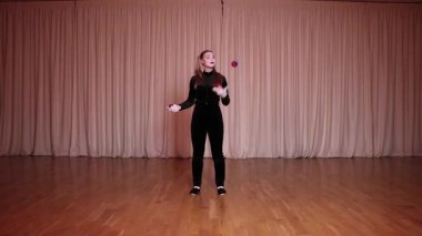 Pandomim sahnesi, iki uzun at kuyruklu sarışın pandomim kızı, sirk toplarıyla hokkabazlık yapan parlak renkli sahne.