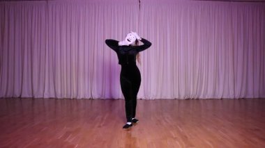 Pandomim sahnesi, bir aktris çalışmalarını iki beyaz maskeyle gösteriyor. Sahne yanardöner ışıkla aydınlatılır..