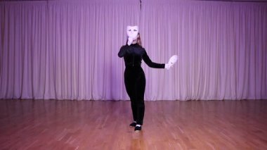 Pandomim sahnesi, bir aktris çalışmalarını iki beyaz maskeyle gösteriyor. Sahne yanardöner ışıkla aydınlatılır..