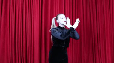 Pantomim uçan kuş, aktris kırmızı perdeye karşı..