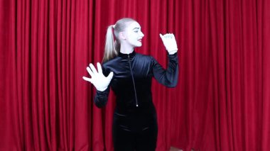 Görünmez duvar pandomimcisi, kırmızı perdeye karşı aktris.