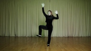 Bir aktris görünmez bir merdivene tırmanıyor ve sahnede pandomim yapıyor. Sahne yanıp sönen ışıklarla aydınlanır..