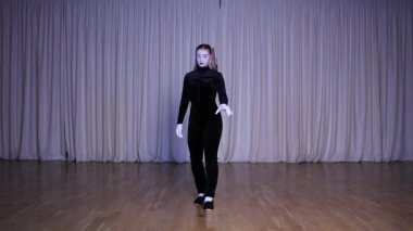 Pandomim, bir aktris bir apartmanın kapısına merdivenleri çıkıyormuş gibi yapar, sahne yanıp sönen ışıkla aydınlatılır..