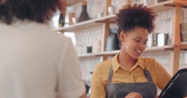 Güzel bir barista kadın müşteriye hizmet ediyor. Kredi kartı kullanıyor. Temassız ödemeler yapıyor. Yüksek kalite 4k görüntü