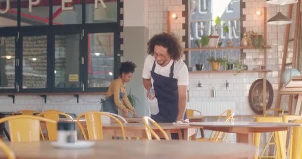 Zwei Junge Barista Schürze Reinigung Und Vorbereitung Restaurant Für Besucher — Stockvideo