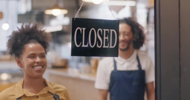 Önlüklü Küçük Işletme Sahibi Kadın Yeni Kafe Restoranına Gelen Müşterileri — Stok video