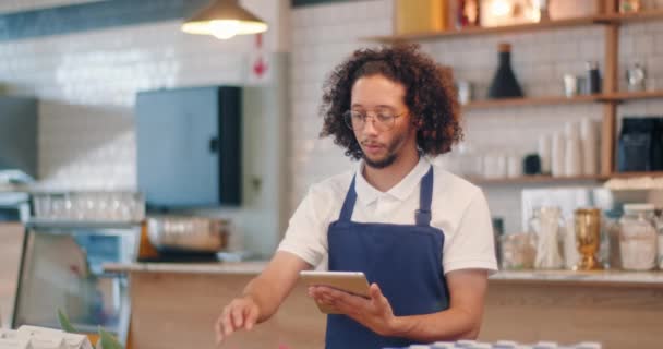 Jeune Homme Attrayant Travailleur Café Utilisant Ordinateur Tablette Numérique Intérieur — Video