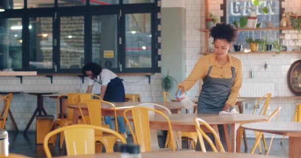Bitiminde Afro Amerikalı Garson Önlüklü Beyaz Garson Modern Kahve Dükkanını — Stok video