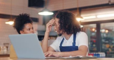 Laptop ve kapalı kafede çalışan iki restoran sahibi. Kapalı kahve dükkanındaki borçları sayan iş adamları. İş, ekonomi, finans krizi. Yüksek kalite 4k görüntü