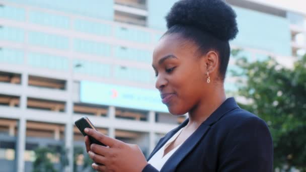 Closeup Woman Texting Phone While City Young Female Browsing Social — Vídeos de Stock