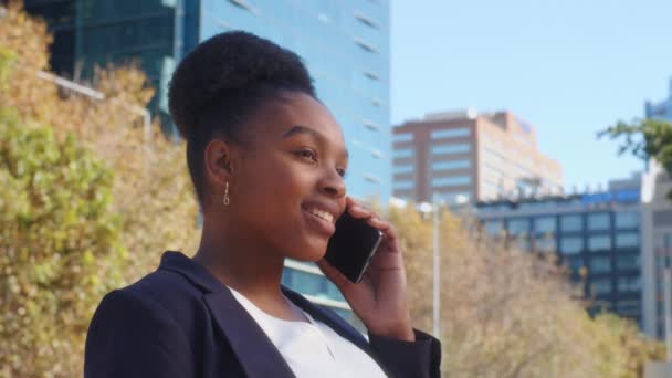 Kobieta Rozmawiająca Przez Telefon Rozmawiająca Znajomymi Podczas Dojazdu Pracy Mieście — Wideo stockowe