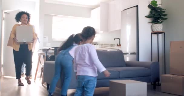 Mutlu Bir Aile Yeni Evine Taşınıyor Heyecanlı Bir Afrikalı Amerikalı — Stok video
