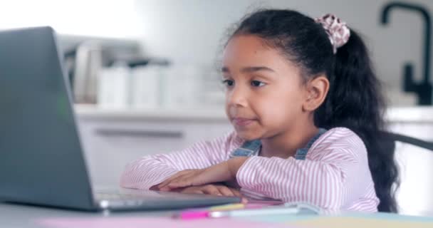 Érdekes Aranyos Óvodás Lány Aki Laptopot Használ Kisgyermek Számítógép Szörfözés — Stock videók