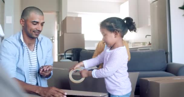 Счастливая Взволнованная Семья Двумя Детьми Упаковывает Коробки Переезжая Новый Дом — стоковое видео