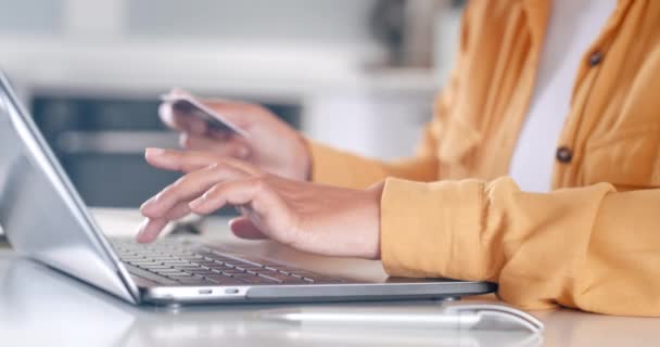 Kredi Kartı Sahibinin Kadın Elleri Bankaya Çevrimiçi Ödeme Yapıyor Nternet — Stok video