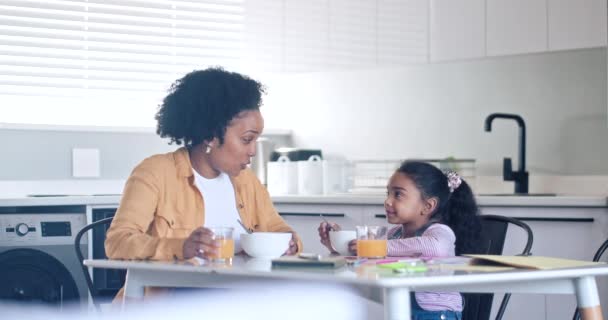Śniadanie Kuchni Młoda Piękna Matka Śniadanie Swoją Córką Adorable Little — Wideo stockowe