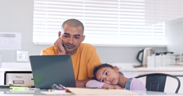 Boldog Család Felnőtt Szülő Apa Kislánya Szórakozás Használ Egy Laptop — Stock videók