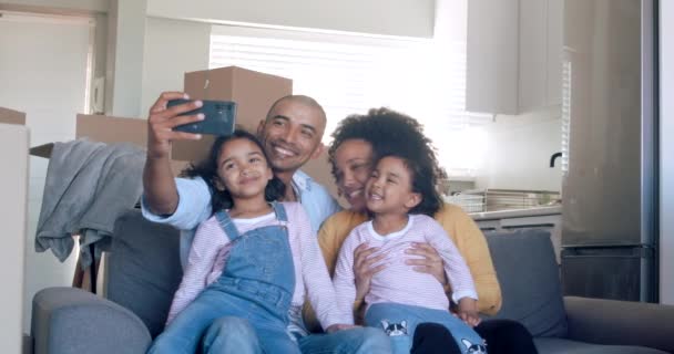 Pais Família Feliz Com Crianças Pequenas Bonitos Filha Sentar Sofá — Vídeo de Stock