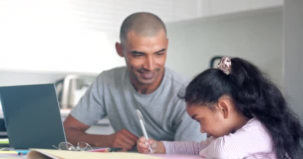 Malá Dcera Studuje Doma Laptopem Otec Učí Svou Dceru Vysoce — Stock video