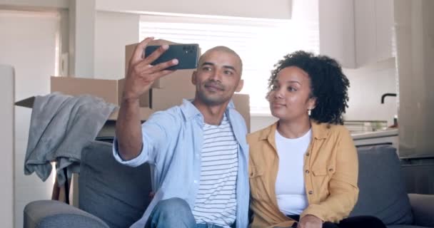 Jovens Felizes Namoro Casal Tirando Selfie Smartphone Usando Aplicativo Filtros — Vídeo de Stock