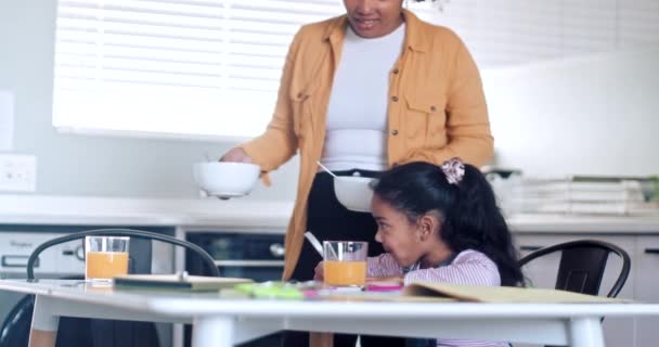 Ontbijt Keuken Jonge Mooie Moeder Ontbijten Met Haar Dochter Schattige — Stockvideo
