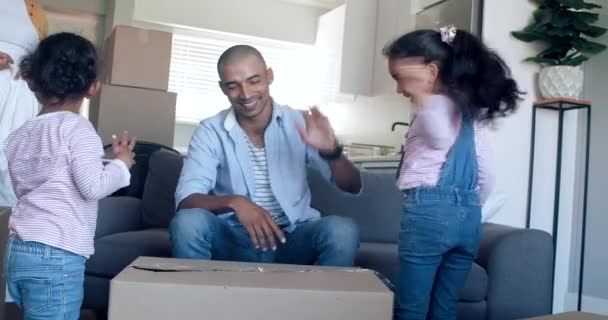 Счастливая Взволнованная Семья Двумя Детьми Упаковывает Коробки Переезжая Новый Дом — стоковое видео