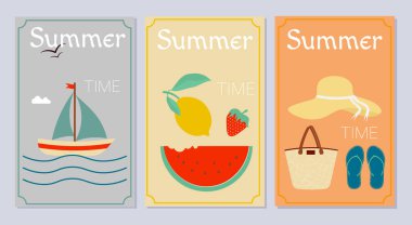 Yazlık posterler eski moda. İçinde gemi, meyve ve plaj aksesuarları olan posterler. Vektör.