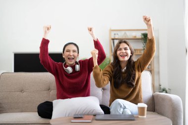 Çok Irklı Genç Kadın Grubu Eğleniyor, TV seyrediyor.