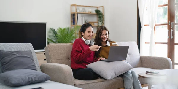 Asiática Mulher Amigos Sentados Sala Estar Assistindo Filme Laptop Juntos — Fotografia de Stock