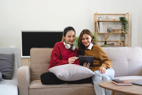Asiatische Freundinnen Sitzen Wohnzimmer Und Schauen Gemeinsam Filme Auf Dem — Stockfoto