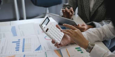 Toplantı odasındaki mali raporun analizi ve tartışılması için Asyalı iş danışmanı toplantısı. Yatırım Danışmanı, Mali Danışman, Mali Danışman ve Muhasebe Konsepti.