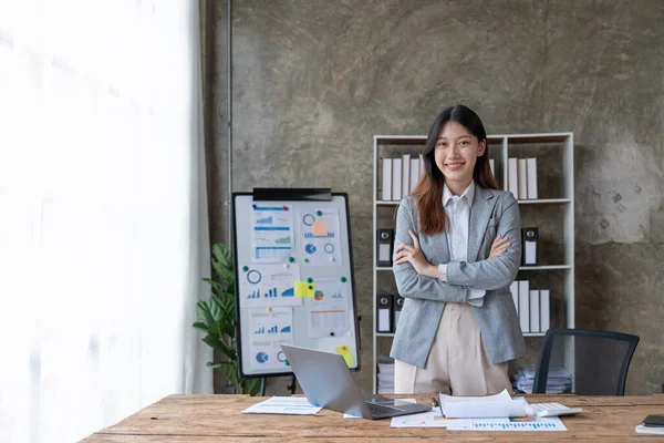 Πορτρέτο Αυτοπεποίθηση Ασιατική Επιχειρηματική Γυναίκα Στέκεται Στο Γραφείο Της Στο — Φωτογραφία Αρχείου