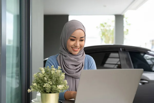 Portrait Muslim Asian Woman Hijab Using Laptop Home — Stock Photo, Image