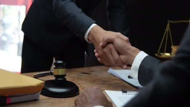 法官和律师在办公室的特写镜头里握手 高质量的4K镜头 — 图库视频影像